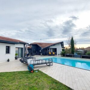Propriété comprenant 2 maisons sur 1 hectare