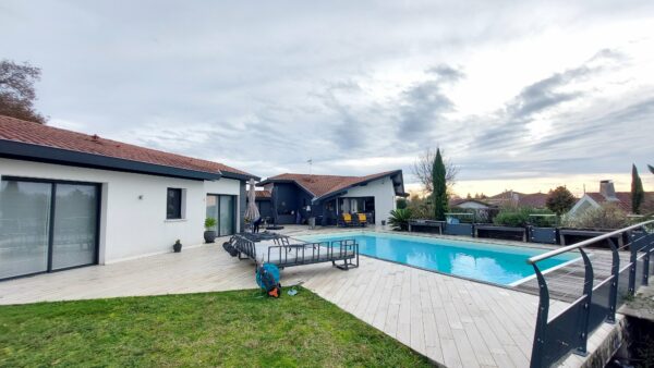 Propriété comprenant 2 maisons sur 1 hectare