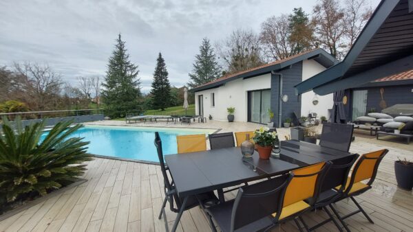 Propriété comprenant 2 maisons sur 1 hectare – Image 13