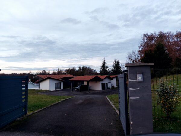 Propriété comprenant 2 maisons sur 1 hectare – Image 20