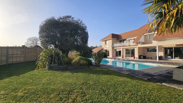 Maison familiale 6 CHAMBRES 250m² A 2 MIN DE PAU NOUVEAUTE
