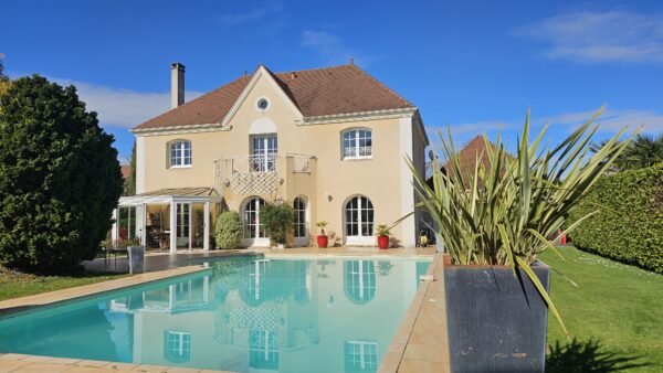 Maison familiale 6 CHAMBRES 290m² IDRON NOUVEAUTE