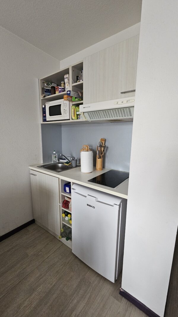 GRAND STUDIO AVEC TERRASSE ET PARKING LOURDES SOUS OFFRE – Image 3