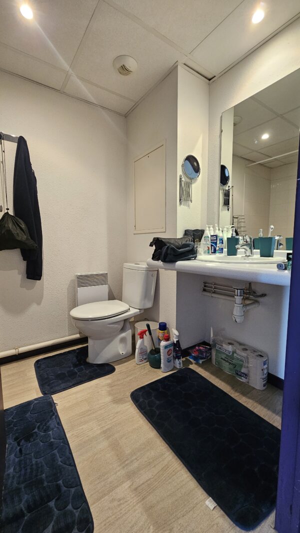 GRAND STUDIO AVEC TERRASSE ET PARKING LOURDES SOUS OFFRE – Image 5