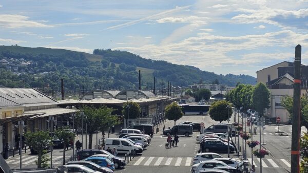 GRAND STUDIO AVEC TERRASSE ET PARKING LOURDES SOUS OFFRE