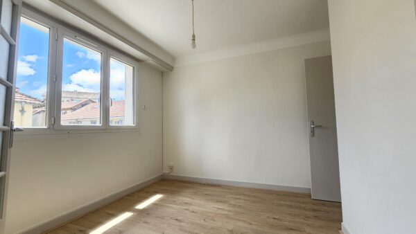 APPARTEMENT T3 AVEC GARAGE ENTIEREMENT RENOVE PAU CENTRE VENDU – Image 4