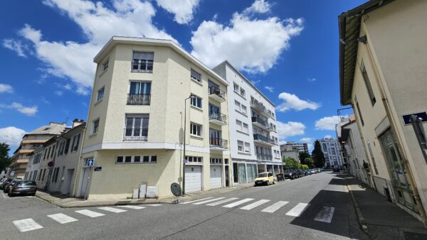 APPARTEMENT T3 AVEC GARAGE ENTIEREMENT RENOVE PAU CENTRE VENDU