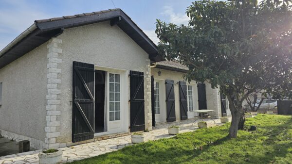 Maison 3 CHAMBRES AVEC DOUBLE GARAGE ET PISCINE