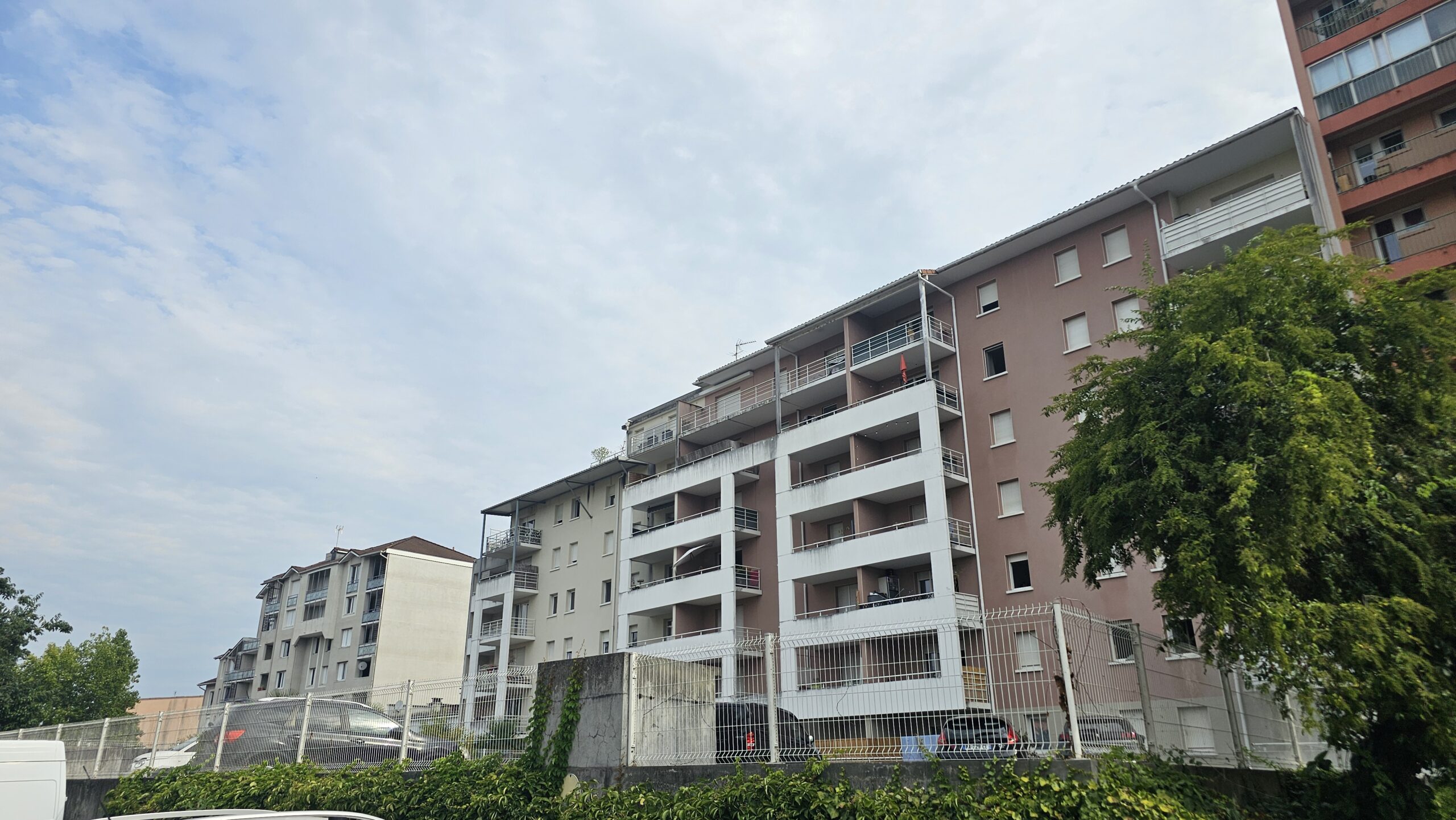 APPARTEMENT T3 AVEC TERRASSE ET 2 PARKINGS BILLERE SOUS COMPROMIS