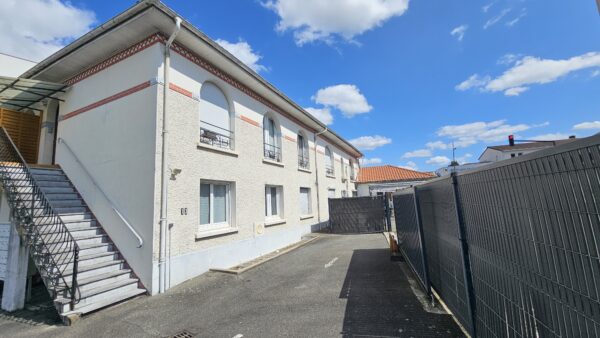 STUDIO MEUBLE PROCHE FAC PAU SOUS OFFRE