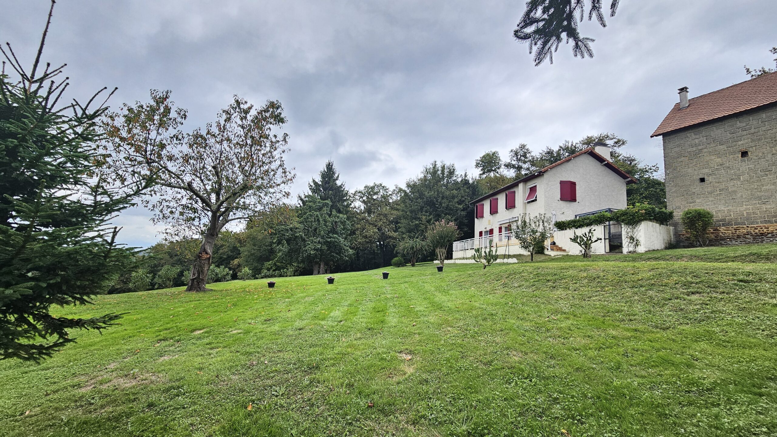 Maison 4 CHAMBRES AVEC 2 GRANGES SECTEUR ARTIX AU CALME NOUVEAUTE